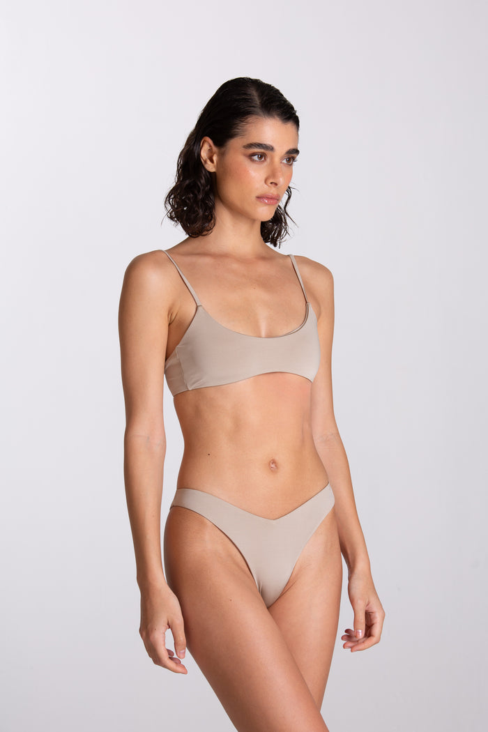 Bikini Lea Bond