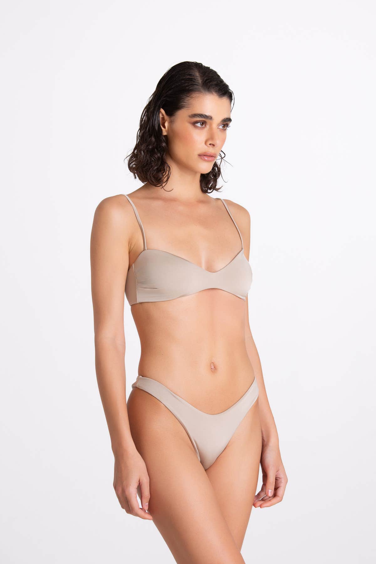 Bikini Mia Bond